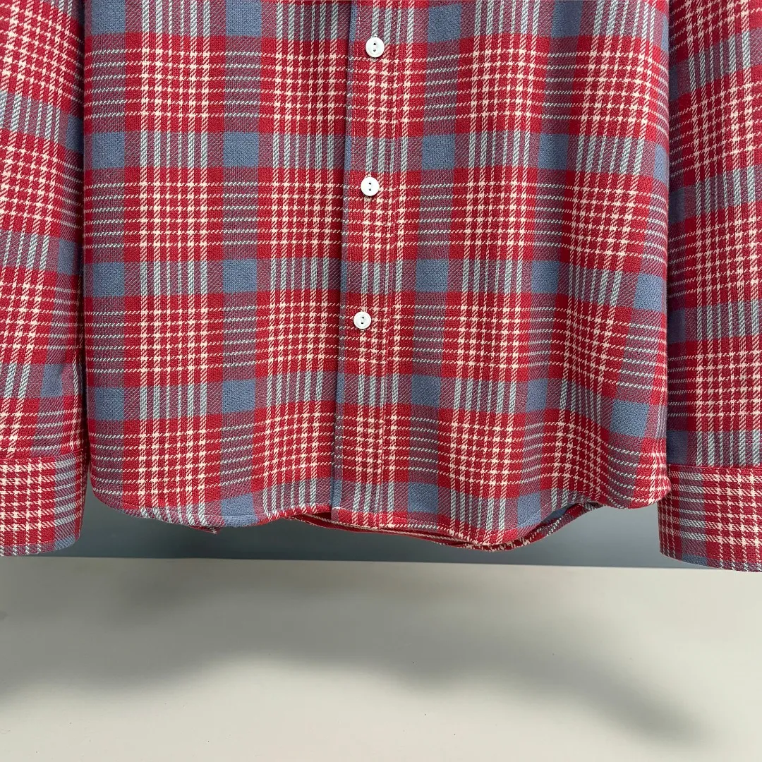 P280 Ralph Lauren/Ralph Lauren brushed pure cotton plaid shirt is made of 100% pure cotton material. The cotton fiber is naturally mild and non-irritating to the skin. It is suitable for people of all skin types. It is then treated with a sanding process. The fluff can effectively lock the air and form a heat insulation layer to enhance the thermal insulation performance of the fabric. It is endowed with reactive printing and dyeing through high-density weaving. The color is bright and the sanding process makes the surface of the fabric more wear-resistant and less prone to fading and pilling. Loose fit and three-dimensional upper body with smooth and natural lines. From the shoulder line to the waist line to the hem, the line transition is smooth without unnecessary folds or accumulation. The whole body is neat and stretched. The chest is embellished with the iconic pony embroidery. It is simple but highly recognizable. The color transition of the embroidery thread is natural. The stitches are even and consistent in size. The stitches can also be connected naturally. The lines are smooth and not stiff. Size: S M L XL